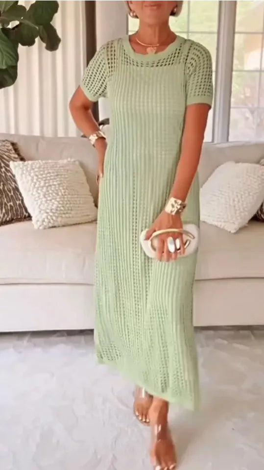 Découvrez notre Robe Élégante en Crochet™, conçue pour sublimer la silhouette avec légèreté et confort. Son tissu fluide et respirant épouse délicatement les formes sans comprimer, tandis que les détails ajourés en crochet apportent une touche artisanale unique. Polyvalente et raffinée, cette robe mi-longue se porte aussi bien lors d’une promenade estivale que lors d’un déjeuner chic en terrasse. Confectionnée en séries limitées, elle combine style intemporel et modernité, idéale pour celles qui recherchent