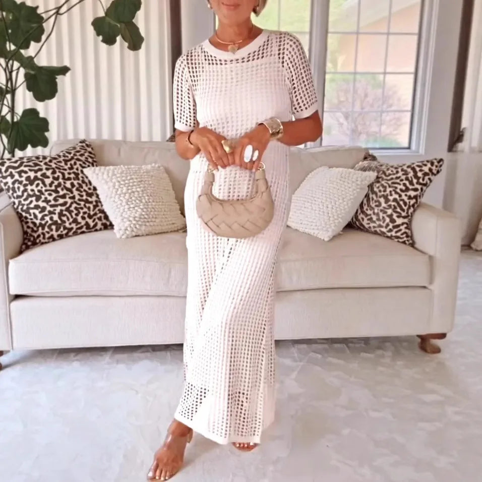 Découvrez notre Robe Élégante en Crochet™, conçue pour sublimer la silhouette avec légèreté et confort. Son tissu fluide et respirant épouse délicatement les formes sans comprimer, tandis que les détails ajourés en crochet apportent une touche artisanale unique. Polyvalente et raffinée, cette robe mi-longue se porte aussi bien lors d’une promenade estivale que lors d’un déjeuner chic en terrasse. Confectionnée en séries limitées, elle combine style intemporel et modernité, idéale pour celles qui recherchent