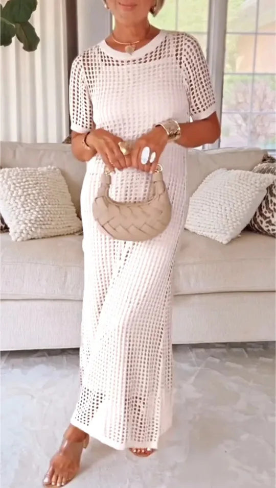 Découvrez notre Robe Élégante en Crochet™, conçue pour sublimer la silhouette avec légèreté et confort. Son tissu fluide et respirant épouse délicatement les formes sans comprimer, tandis que les détails ajourés en crochet apportent une touche artisanale unique. Polyvalente et raffinée, cette robe mi-longue se porte aussi bien lors d’une promenade estivale que lors d’un déjeuner chic en terrasse. Confectionnée en séries limitées, elle combine style intemporel et modernité, idéale pour celles qui recherchent