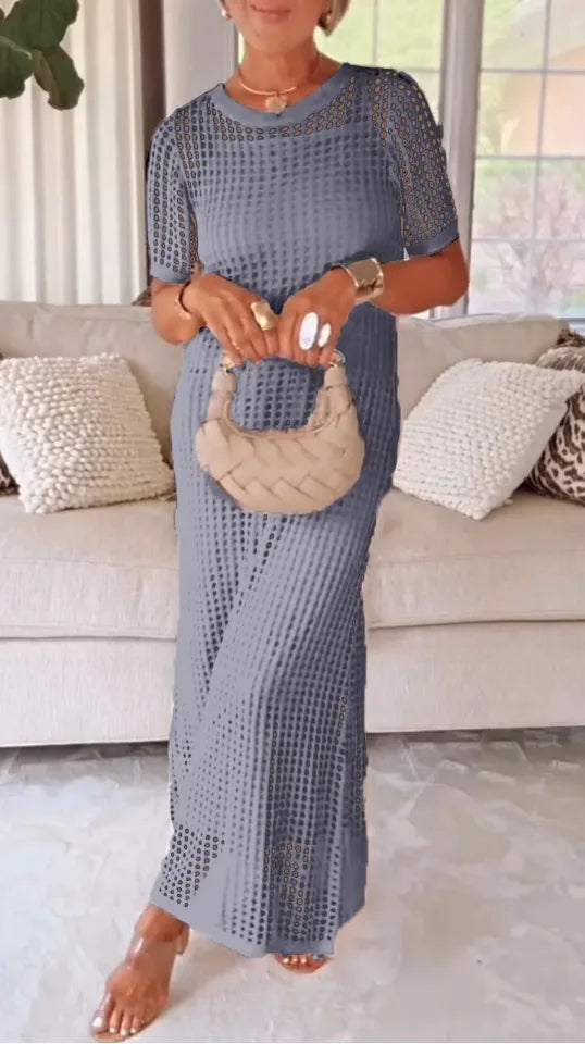 Découvrez notre Robe Élégante en Crochet™, conçue pour sublimer la silhouette avec légèreté et confort. Son tissu fluide et respirant épouse délicatement les formes sans comprimer, tandis que les détails ajourés en crochet apportent une touche artisanale unique. Polyvalente et raffinée, cette robe mi-longue se porte aussi bien lors d’une promenade estivale que lors d’un déjeuner chic en terrasse. Confectionnée en séries limitées, elle combine style intemporel et modernité, idéale pour celles qui recherchent