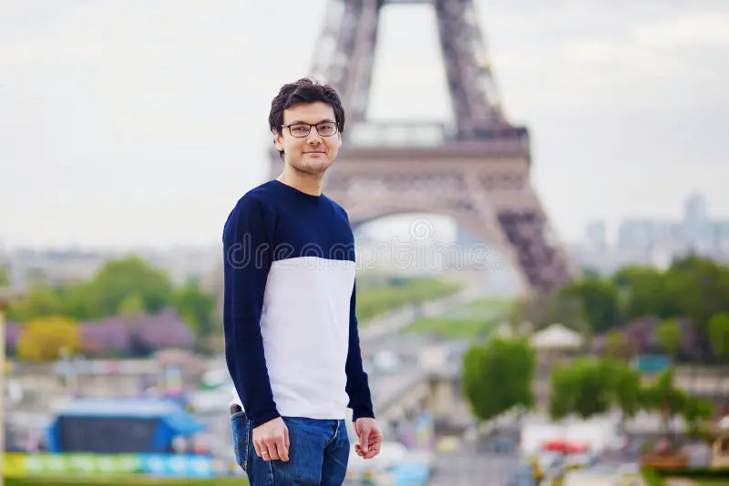 files/homem-em-paris-na-frente-da-torre-eiffel-95913066.webp